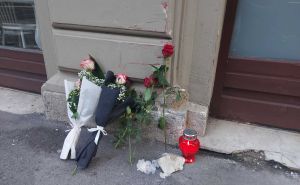 Foto: A. Č. / Radiosarajevo.ba / Tri ruže i jedna svijeća na mjestu nesreće