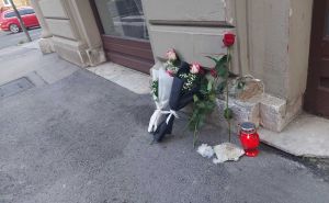 Foto: A. Č. / Radiosarajevo.ba / Tri ruže i jedna svijeća na mjestu nesreće