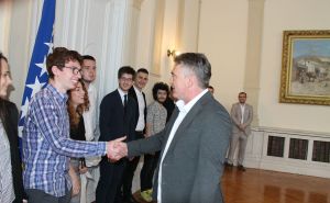 Foto: Predsjedništvo BiH / Željko Komšić primio učenike koji će predstavljati Bosnu i Hercegovnu na takmičenjima iz matematike i fizike