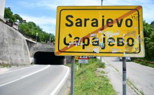 Foto: A. K. / Radiosarajevo.ba / Dvojezična tabla na ulazu u Sarajevo