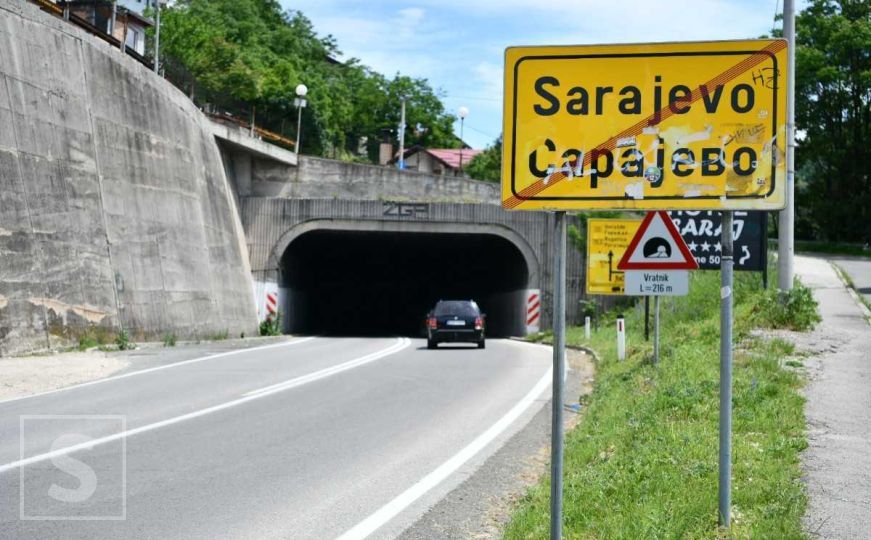 Dvojezična tabla na ulazu u Sarajevo