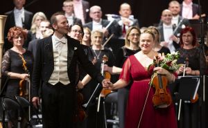 Foto: Raisa Šehu / Violeta Smailović i dirigent Slaven Kulenović uz Sarajevsku filharmoniju
