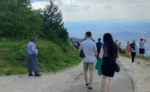 Foto: Radiosarajevo.ba / Nedjeljna šetnja i brojni turisti na Trebeviću