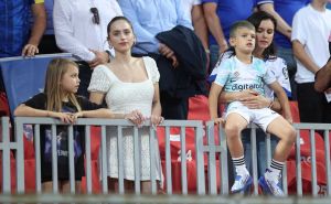 Foto: Dž. K. / Radiosarajevo.ba / Porodica Džeko na tribinama stadiona Bilino polje