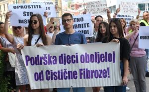 Foto: A.K./Radiosarajevo.ba / Protesti roditelja djece sa cističnom fibrozom