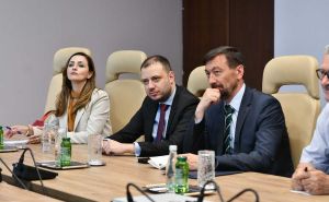 Foto: A. K. / Radiosarajevo.ba / Denis Zvizdić sa imenovanim ambasadorima