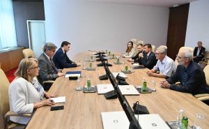 Foto: A. K. / Radiosarajevo.ba / Denis Zvizdić sa imenovanim ambasadorima