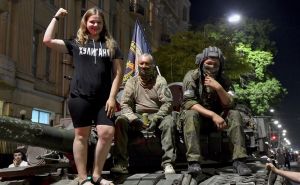 Foto: EPA-EFE / Vojnici i narod sinoć u Rostovu