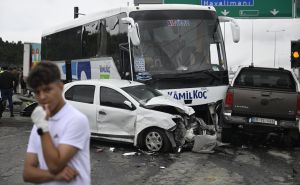 FOTO: AA / Autobus udario u više automobila