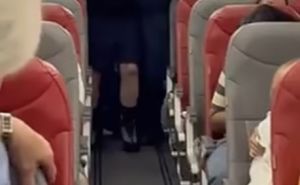 Foto: Printscreen / Uhapšen putnik u avionu