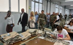 Foto: Ministarstvo odbrane BiH / Zukan Helez posjetio kompaniju koja pravi nove uniforme za OS BiH