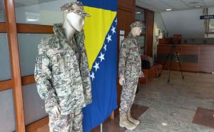 Foto: Ministarstvo odbrane BiH / Zukan Helez posjetio kompaniju koja pravi nove uniforme za OS BiH