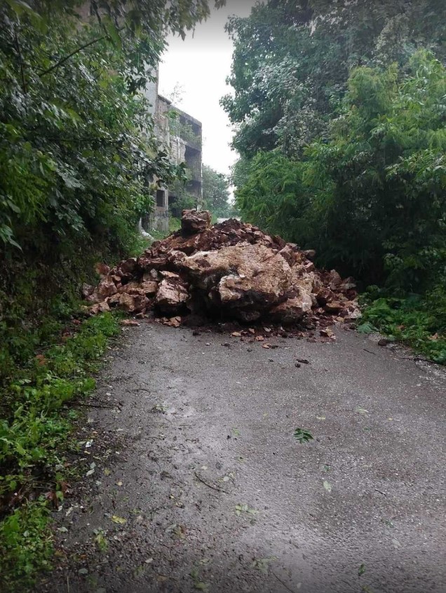 Zemlja na cesti kod hotela na Osmicama