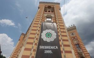 Foto: Dž. K. / Radiosarajevo.ba / Cvijet Srebrenice na Vijećnici
