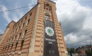 Foto: Dž. K. / Radiosarajevo.ba / Cvijet Srebrenice na Vijećnici