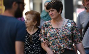 Foto: N. G. / Radiosarajevo.ba / Građani nose Cvijet Srebrenice
