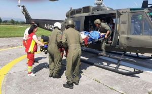 Foto: MO BiH / Helikopterski tim uspješno evakuisao učesnicu 'Marša mira'