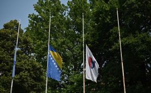 Foto: A. K. / Radiosarajevo.ba / Zastave na pola koplja u FBiH