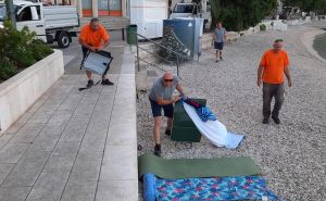 Foto: Facebook / Gradac: Čiste se peškiri i ostali rekviziti sa plaže