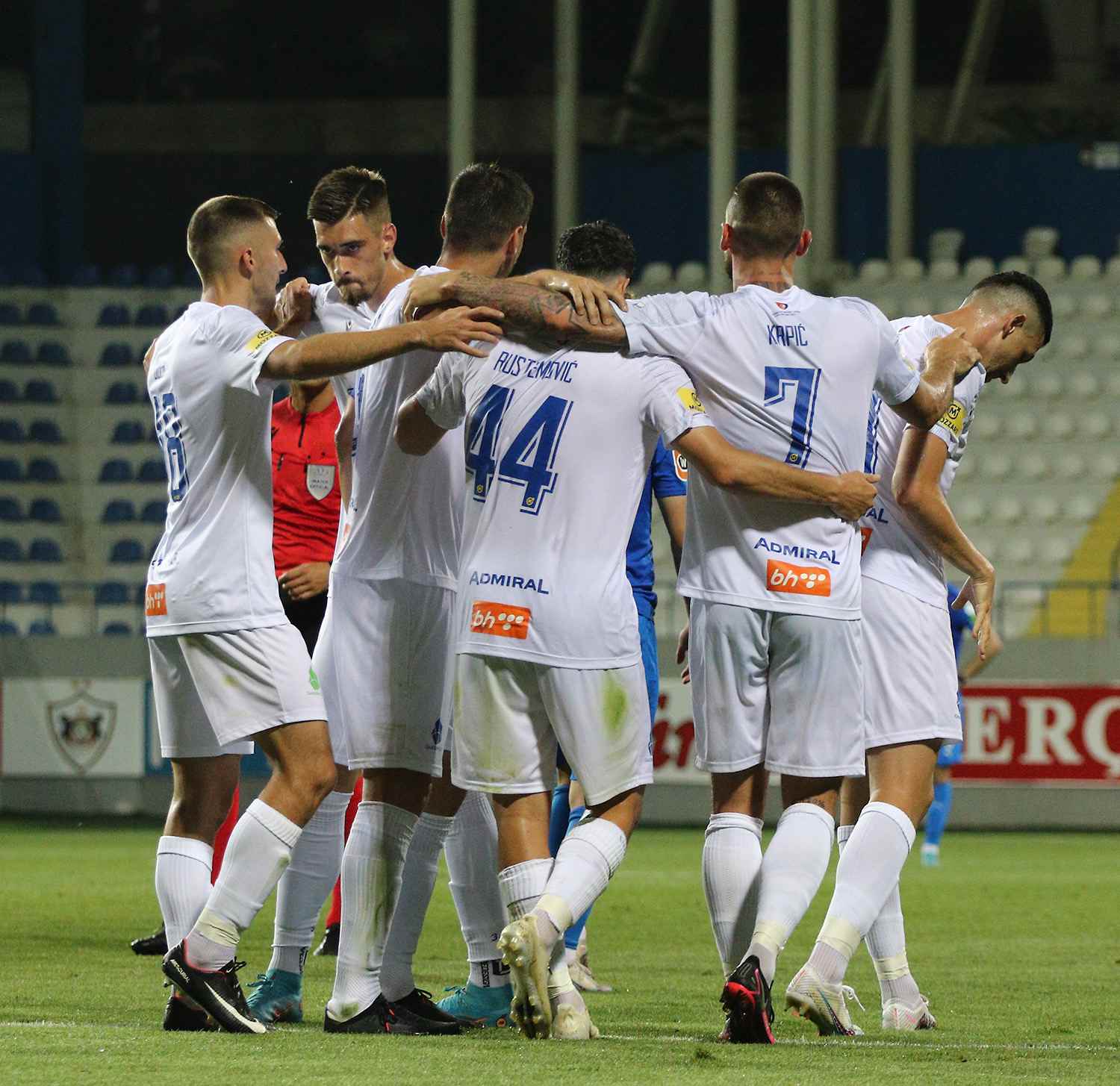 Slavlje igrača FK Željezničar nakon gola protiv Dinama iz Minska