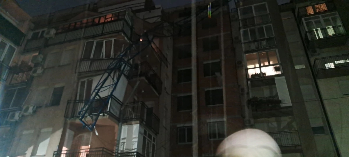 Kran pao na zgradu u Novom Sadu