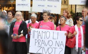 Foto: Dž. K. / Radiosarajevo.ba / Protest ispred zgrade Parlamenta Federacije BiH
