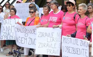 Foto: Dž. K. / Radiosarajevo.ba / Protest ispred zgrade Parlamenta Federacije BiH