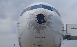 Foto: Twitter / Oluja oštetila avion