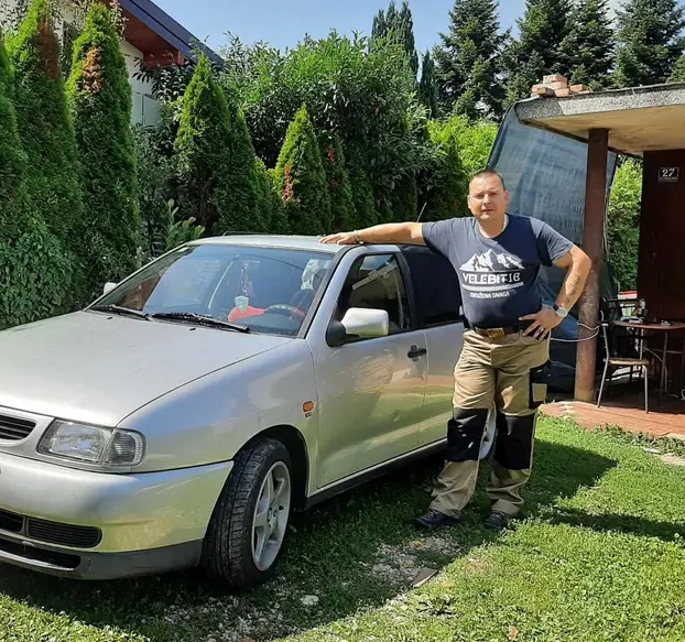 Vatrogasac Goran Stoleski iz Hrvatske i njegov automobil