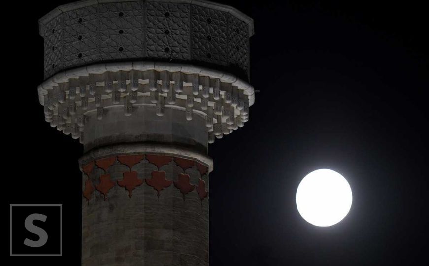 Pun mjesec iznad Sarajeva