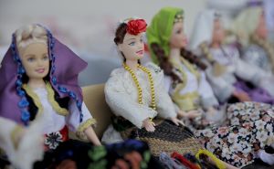 Foto: Anadolija / Bosnian Barbie, Esmine lutke odjevene u bosansku narodnu nošnju