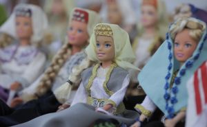 Foto: Anadolija / Bosnian Barbie, Esmine lutke odjevene u bosansku narodnu nošnju