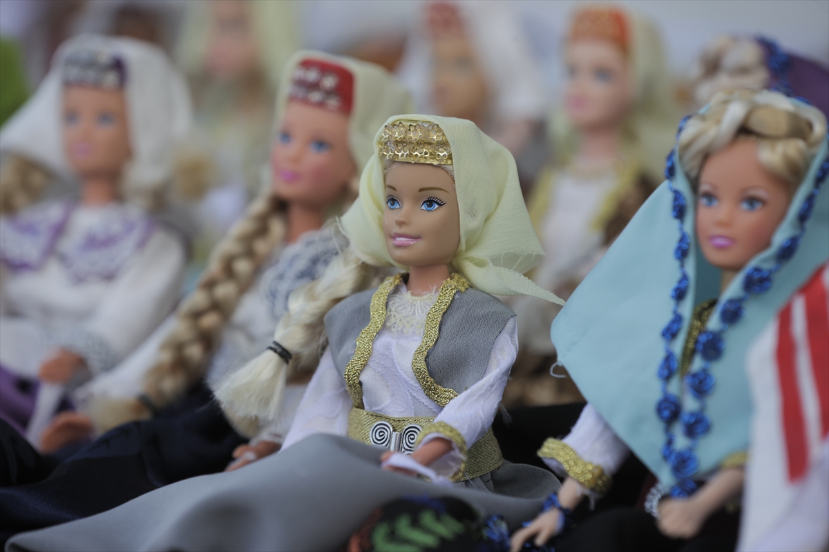 Bosnian Barbie, Esmine lutke odjevene u bosansku narodnu nošnju