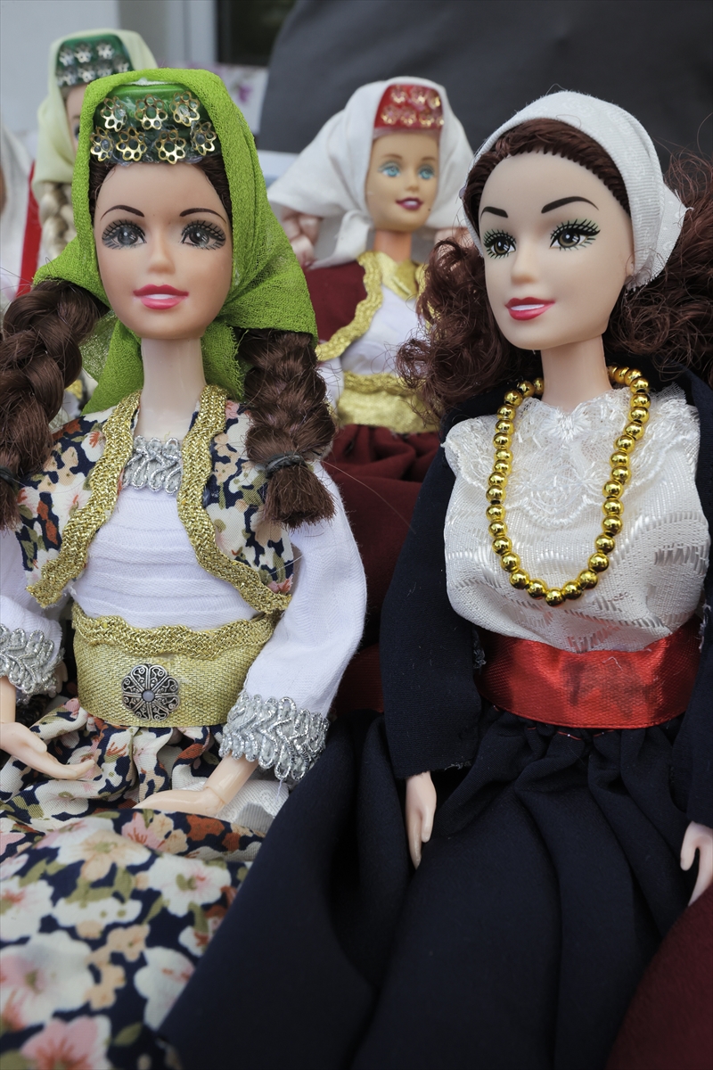 Bosnian Barbie, Esmine lutke odjevene u bosansku narodnu nošnju