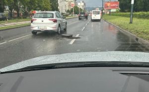 Foto: M. M. / Radiosarajevo.ba / Kiša izbacila šaht, naselje Otoka