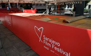 Foto: N. G. / Radiosarajevo.ba / Postavljanje crvenog tepiha za SFF ispred Narodnog pozorišta Sarajevo
