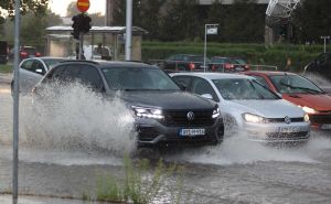 Foto: Dž. K. / Radiosarajevo.ba / Poplavljena raskrsnica kod RTV Doma