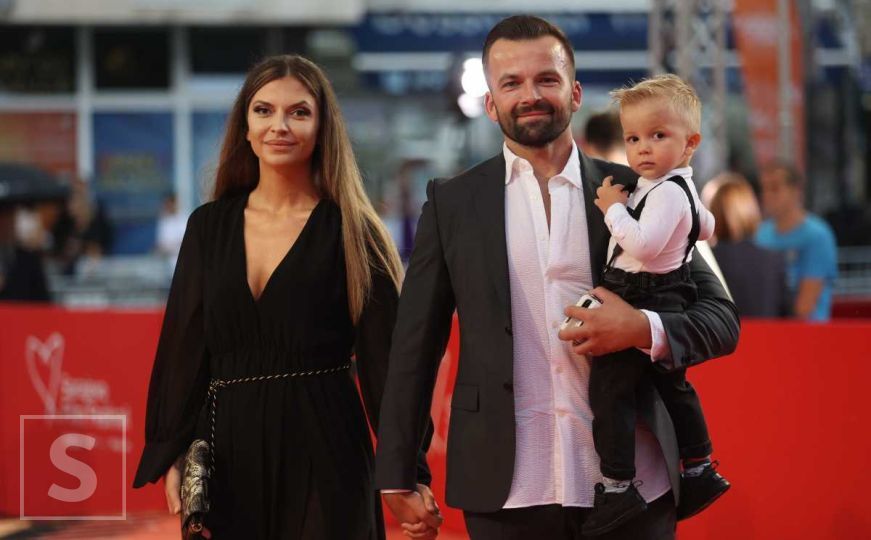 Adnan Hasković sa suprugom i dijetetom