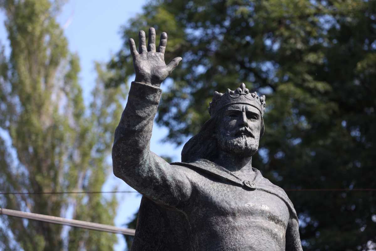 Spomenik bosanskom kralju Tvrtku I Kotromaniću.