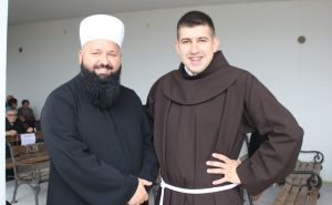 Foto: Facebook / Imam Nihad Ahmetović bio je gost na misama mladog fratra