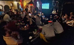 Foto: A. K. / Radiosarajevo.ba / Fanovi Zmajeva i turisti gledaju duel BIh i Islanda u kafićima