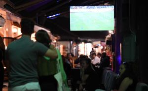Foto: A. K. / Radiosarajevo.ba / Fanovi Zmajeva i turisti gledaju duel BIh i Islanda u kafićima