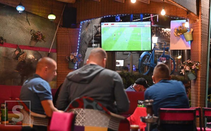 Fanovi Zmajeva i turisti gledaju duel BIh i Islanda u kafićima