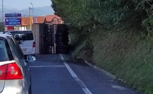 Foto: Čitalac/Radiosarajevo.ba / Prevrnuo se kamion