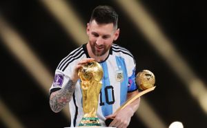 Foto: EPA - EFE / Lionel Messi s trofejem Svjetskog nogometnog prvenstva