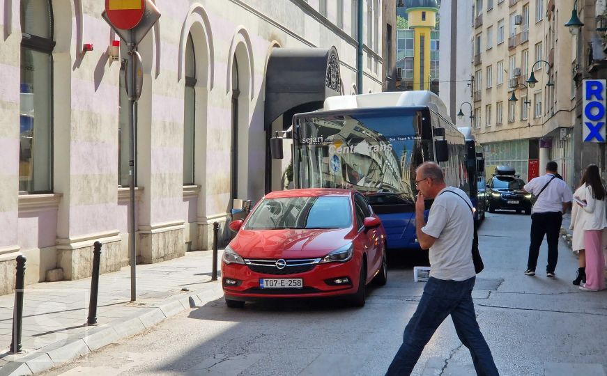Parkirao automobil u centru Sarajeva i blokirao saobraćaj