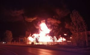 Foto: Facebook / Veliki požar zahvatio proizvodni pogon MK Kula Gradačac