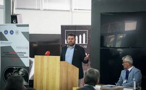 Foto: Privatni album  / Ćamilč Duraković na konferenciji u Srebrenici