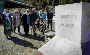 Foto: X.com / Senatori iz SAD-a zajedno s Michaelom Murphyjem u posjeti Memorijalnom centru Srebrenica