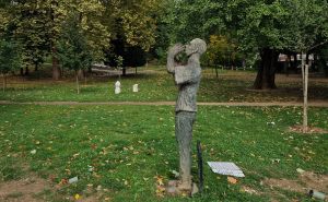 Foto: N. G. / Radiosarajevo.ba / Oskrnavljen spomenik "Nermine, dođi"